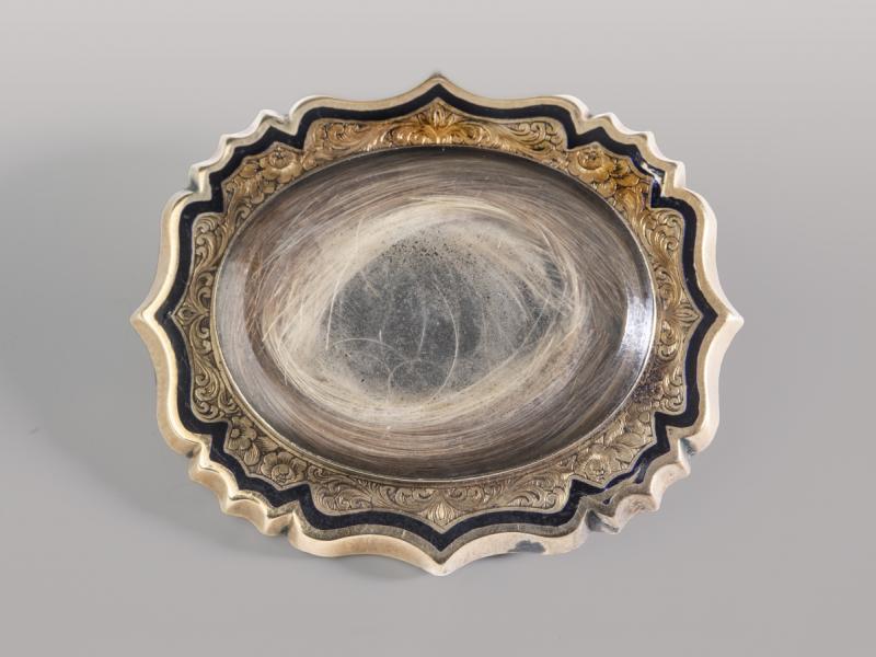 Mourning brooch