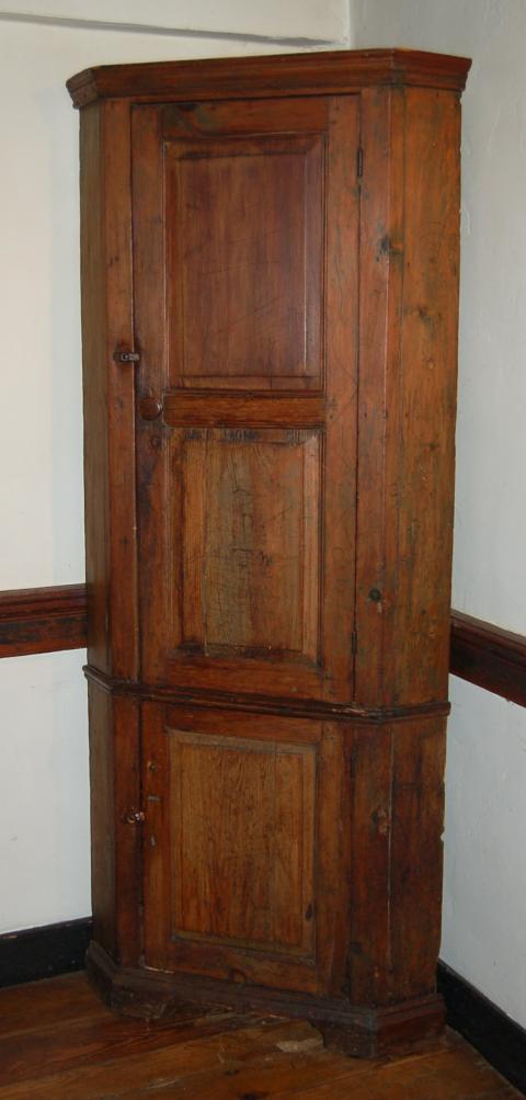 1977.540 corner cupboard1