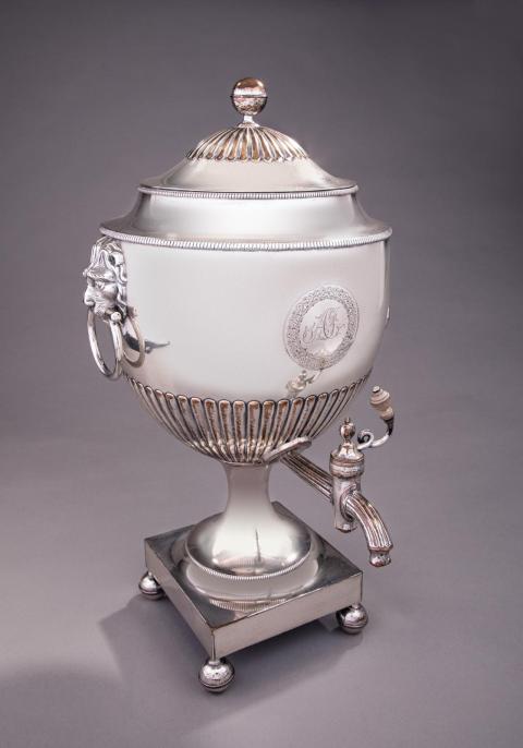 Hot water urn