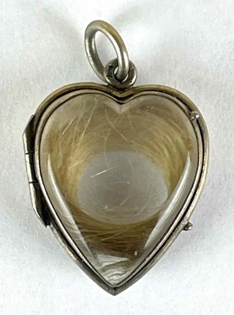 2004.14.9 locket