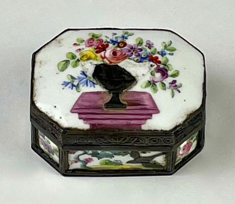 2011.37 snuff box