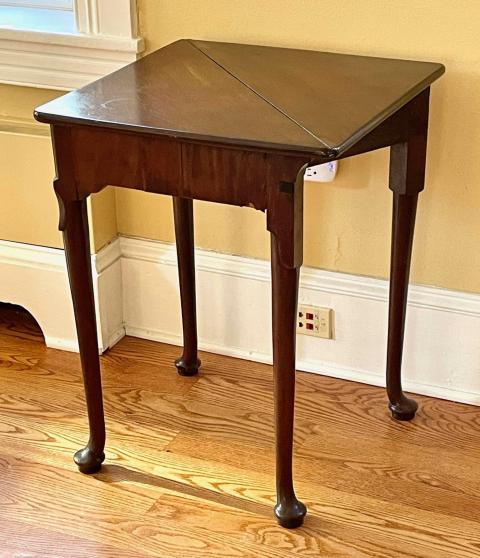 1958.3200 drop-leaf triangular table