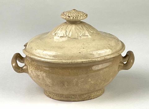 1977.552 small lidded sauce boat