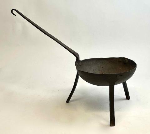 1959.3839 three-legged pan