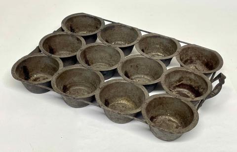 1968.866 muffin pan