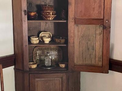 1977.540 corner cupboard interior
