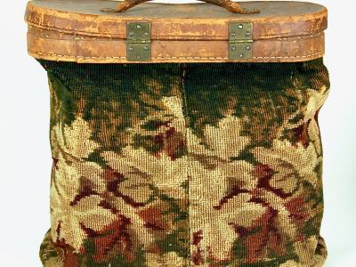 1971.1466 carpet bag back
